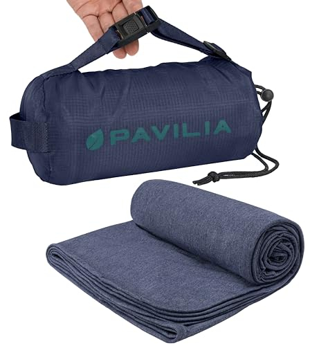 PAVILIA Reisedecke, Flugzeug, kompakt, mit Tasche, weich, verstaubar, für Kinder und Erwachsene, tragbare Camping-Flug-Essentials, Reisegeschenke, Zubehör, Gepäck-Rucksackgurt, 65 x 40 cm, Marineblau