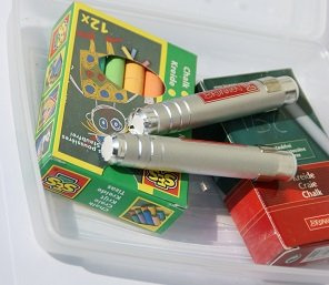 Großes Brunnen Kreide (weiß und farbig sortiert) und 2 Kreidehalter Set, in praktischer und stabiler Kunstoff Aufbewahrungsbox