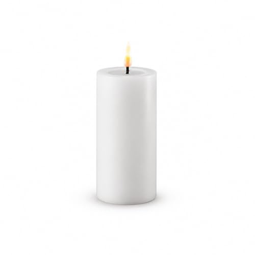 ReWu LED Kerze Deluxe Homeart, Indoor LED-Kerze mit realistischer Flamme auf einem Echtwachsspiegel, warmweißes Licht - Weiß 5 x 10 cm