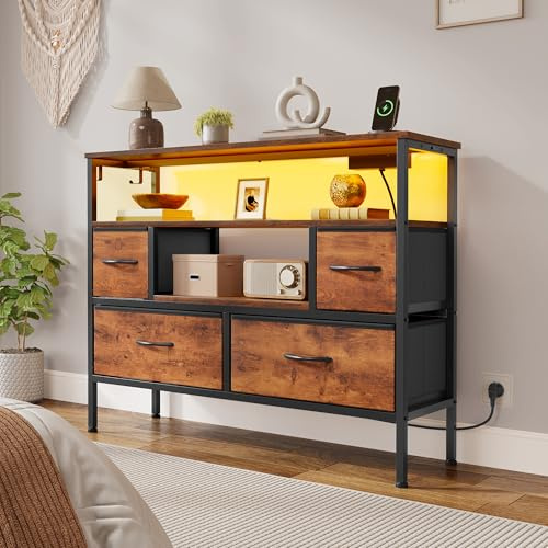 YITAHOME Kommode für das Schlafzimmer mit 4 Stoffschubladen, Anrichte mit 2 Steckdosen, 2 USB-Anschlüssen und LED-Lichtleiste, TV-Schrank mit Seitenhaken, Rustikales Braun