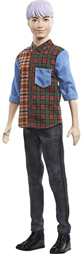 Mattel Barbie Ken Fashionista, mit modelliertem lila Haar mit einem farbblockierten Karomuster, schwarzen Denim-Hosen und Stiefeln