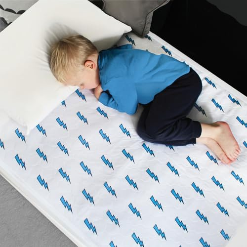 Hygge Sheets® Bettunterlage wasserdicht für Kinder | passend für Baby- & Kinderbett bis 90 cm Breite | Atmungsaktive, waschbare Matratzenauflage bei Inkontinenz mit seitlichem Einschlag | Blitz | Bettnässtücher für Einzel- und Kleinkindbetten, rutschfest, leicht zu wechseln, inklusive E-Book, britische Marke, Lightning