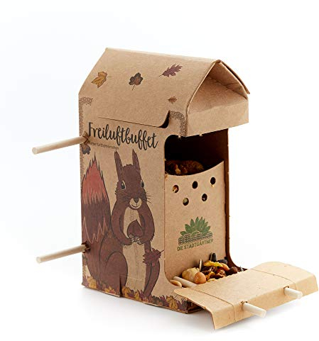 Die Stadtgärtner – Freiluftbuffet für Eichhörnchen I Wetterfeste Futterstation aus Naturkarton mit Schnur & Holzstäben zur Befestigung sowie 200g Eichhörnchenfutter