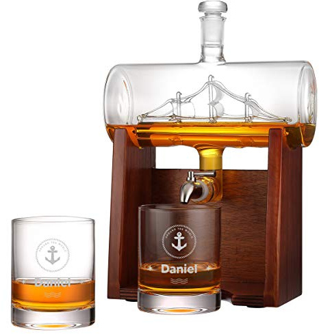 Whisky-Dekanter mit 2 gravierte Whiskygläser 320ml, 1000ml Whiskey-Karaffe Bleifreie Dekanter mit Holzständer und Edelstahlhahn, für Brandy Wein Cognac Rum Gin Scotch, super Geschenk