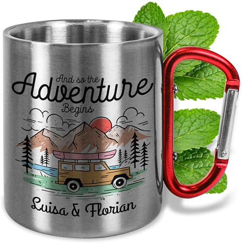 Edelstahl-Tasse mit Karabiner personalisiert „And so the Adventure begins“ – ca. 330ml Metall-Becher Camping Geschenk Männer & Frauen - Outdoor