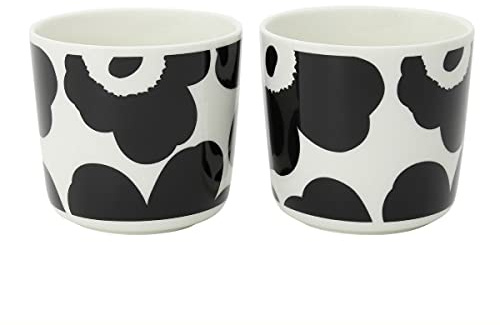 MARIMEKKO Unikko Oiva Kaffeetassen aus Steingut, 2er-Set, verfeinern Sie Ihre Küchendekoration mit unserem ikonischen schwarz-weißen Steingut, stilvolle Kaffeetassen mit Blumenmuster, um Ihr