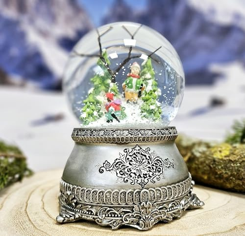 Schneekugel Skifahrer mit Musik | Schifahrer im Winterwald | Sockel Zinnoptik | 100mm breit, 140mm hoch | mechanische Spieluhr | Weihnachtsdekoration | 20268