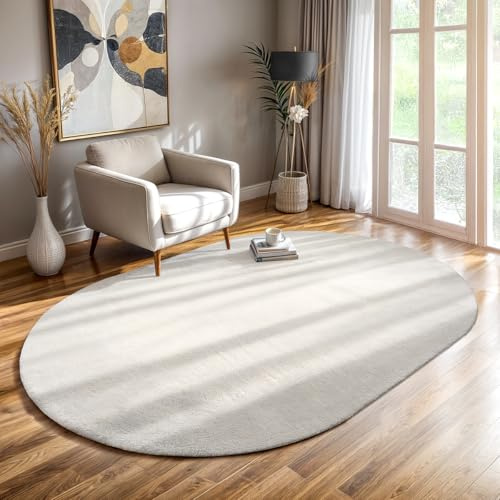 the carpet Relax Moderner Flauschiger Kurzflor Teppich, Anti-Rutsch Unterseite, Waschbar bis 30 Grad, Super Soft, Felloptik, Creme, 140 x 200 cm Oval