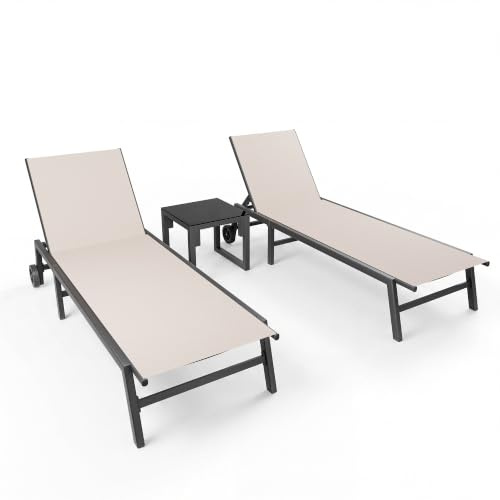 UDPATIO Sonnenliege 2er Set mit Tisch, Gartenliege wetterfest mit Rollen, 5-Fach Verstellbar, Relaxliege, Liegestuhl für Garten, Poolbereich, Balkon, bis 150 KG, 3-teilig, Beige