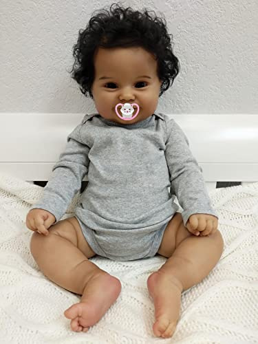 MineeQu 24 Zoll lebensechte riesige Babygröße afroamerikanische lächelnde realistische Neugeborene Puppen mit verwurzelten Haaren Schwarze Haut weicher gewichteter Körper wiedergeborene Babypuppen