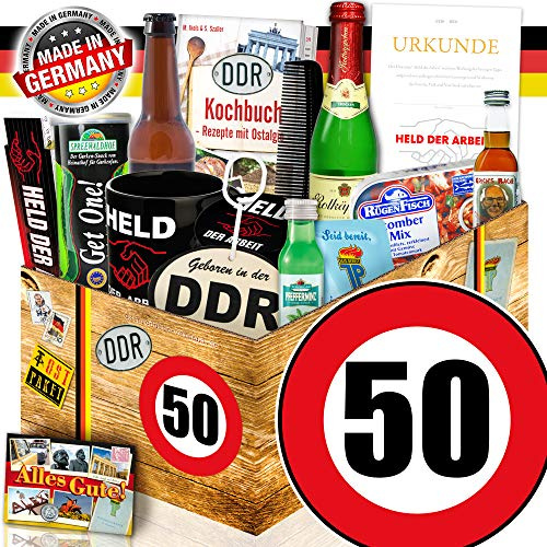 OSTPRODUKTE - DDR Geschenkset Männer zum 50. Geburtstag - Ostpaket | Originelle Geschenkbox mit 13 Ostalgie Produkten, Held der Arbeit Urkunde, DDR Kochbuch und Retro Kultartikeln für Ossis