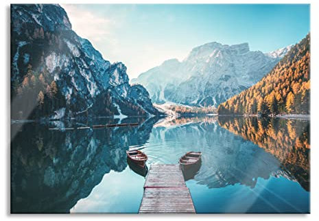 Pixxprint Glasbild, Wandbild aus Echtglas, Boote am Steg des Pragser Wildsee, 80x60 cm, inkl. Aufhängung und Abstandshalter