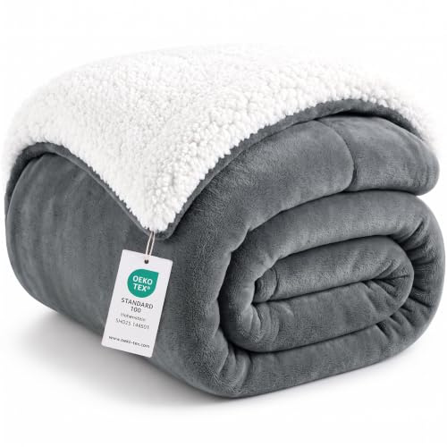 WAVVE Sherpa Kuscheldecke Flauschig 130x150cm - Graue Decke | Sofadecke, Wolldecke, Fleecedecke & Blanket. Warm, weich & kuschelig. Perfekt für Couch, Bett & Winter.