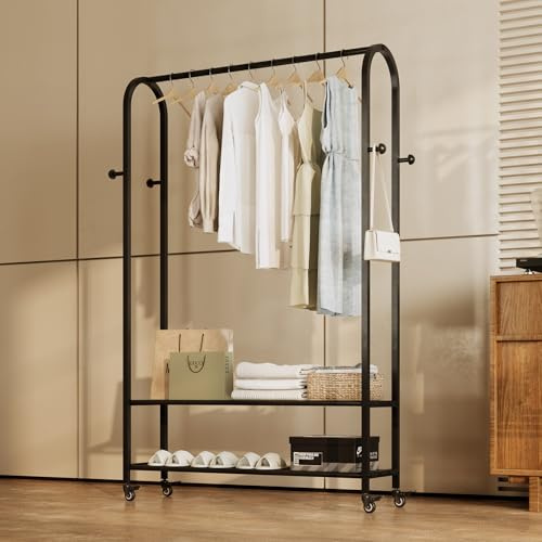 BUZUEY Kleiderständer auf Rollen 110 cm, Garderobenständer Metall mit 2 Ablagen und 4 Haken, Mobiler Kleiderständer mit Feststellbaren Rollen, Bogenförmiges Design, Robust & Elegant (Schwarz)