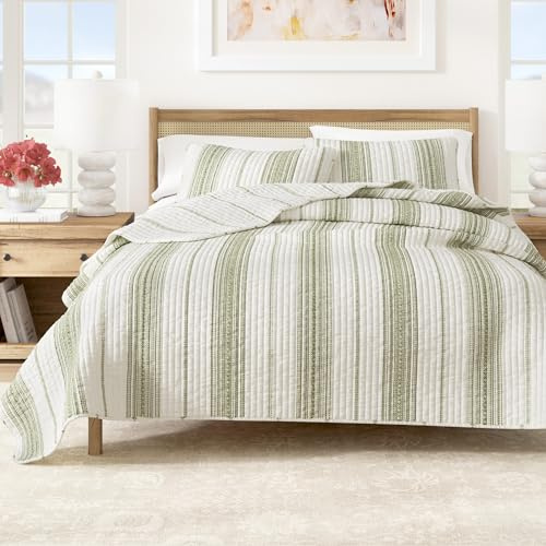 Great Bay Home Striped Quilt Set - 3-Piece King/California King Size Farmhouse Bedding Set - Lightweight, All-Season, Reversible Bedspread (White/Green)
