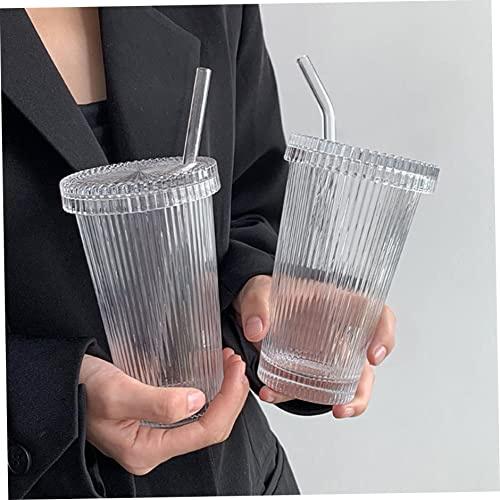 Glastassen mit Deckeln und Strohhalmen, 2 Stück 375 ml gerippte vertikal gestreifte Glaskaffeetasse mit Strohhalm und Deckel Smoothie Eiskaffeebecher Tumbler Smoothie Tassen