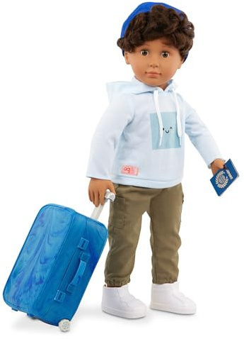 Our Generation Jungenpuppe Milo, 46 cm, mit Reisezubehör | 46 cm große Jungenpuppe Milo mit rollendem Gepäck, Reisezubehör und Outfit zum Umziehen für Rollenspiele, 5+ Jahre