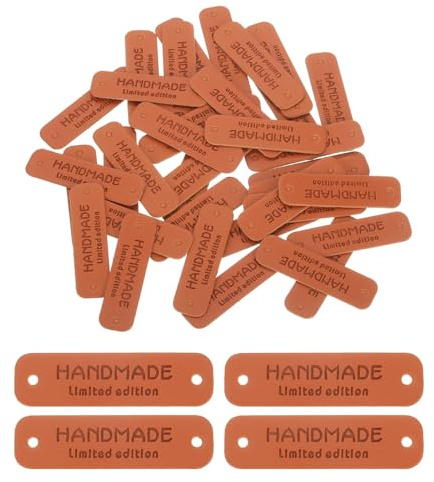 QUARKZMAN 50 Stück Handgemachte Leder Etiketten zum annähen Handmade Label PU Leder Handgefertigt Geprägtes Etikett für Verzieren Selbermachen Nähen Basteln, 55x15mm, Dunkelbraun