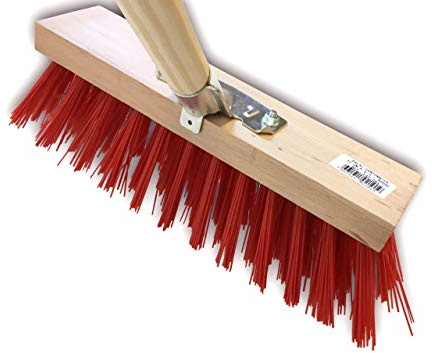 Kibros Lot 3 balais cantonnier PVC Rouge 32 cm avec Manche Bois | Garnissage PVC rouge, 32 cm, manche bois inclus, semelle bois, douille métal boulonnée, piste extérieur.