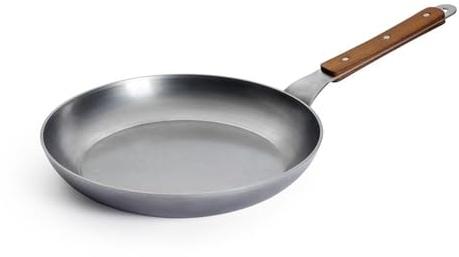 Woll – Carbon Steel Flachpfanne Ø 28 cm, 5 cm hoch – Karbonstahlpfanne PFAS-frei – natürlicher Antihafteffekt nach Einbrennen – Induktionspfanne – große Bratpfanne mit Holzstiel