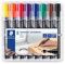 STAEDTLER permanent Marker Lumocolor, Keilspitze 2 mm oder 5 mm, wisch- und wasserfest, nachfüllbar, farbintensiv, geruchsarm, 8 Farben in der aufstellbaren STAEDTLER-Box, 350 WP8