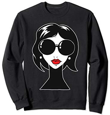 Frau in schwarz weiß mit Sonnenbrille und roten Lippenstift Sweatshirt