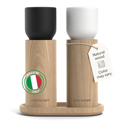LARS NYSØM set med manuella salt- och pepparkvarnar i trä med bricka – Justerbara keramiska kvarnar – Elegant bokträdesign för kök eller matbord (Black/White)
