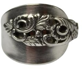 Ein Besteckschmuck-Ring, etwa der Größe 62 (19,8 mm), hergestellt aus einem Besteckteil.
