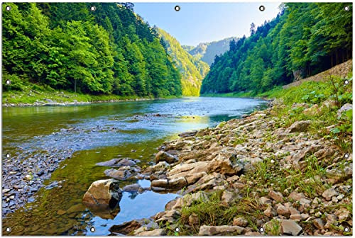 Wallario Outdoor-Poster für Garten oder Balkon Fluss in den Bergen an steinigem Ufer, Motivbanner Größe: ca. 120 x 180 cm, Outdoor-Bild