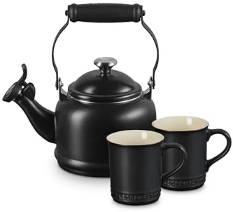 Le Creuset Demi-Wasserkocher aus Emaille auf Stahl mit Metalloberflächen und Steingut, Set mit 2 Tassen, 1,25 qt. Wasserkocher und (2) 400 ml Tassen, Lakritz