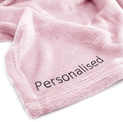 DecoKing Personalisierte Kuscheldecke 220x240 cm Rosa Decke mit Namen Bestickt Microfaser Tagesdecke Fleece Mic