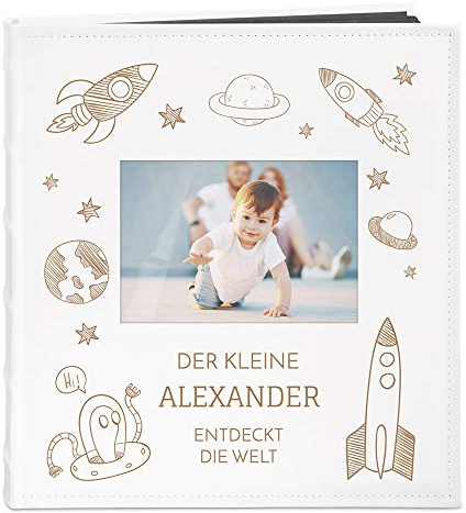 Maverton Fotoalbum zum Selbstgestalten mit Aufdruck - für 240 Fotos 10x15-60 schwarze Seiten - Größe 33x30cm - Weiß - personalisierte Geschenke für Kinder zur Taufe Kommunion - Geburtstagsgeschenk