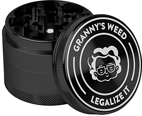 Granny‘s Premium Aluminium Grinder | messerscharfes Mahlwerk | ∅ 6,3 cm | 4-teilig | inkl. Pollenschieber | Kräutermühle in Schwarz | Grannys Grinder | Geschenkset Grinder