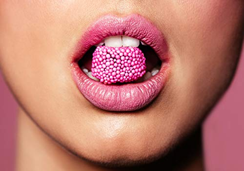 wandmotiv24 Fototapete Frau Mund rosa Lippenstift, 200 x 140cm - selbstklebende Strukturtapete, Wanddeko, Wandbild, Wandtapete, Bonbon Lippen weiße Zähne M6551
