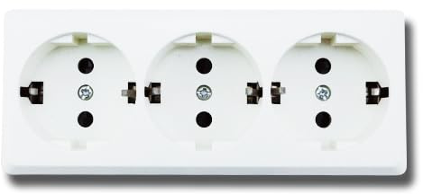 Enchufe de montaje en superficie de 3 vías, diseño compacto, color blanco, ideal para conexiones eléctricas en espacios reducidos.