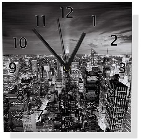 Wallario Design Wanduhr New York bei Nacht - Panoramablick über die Stadt - schwarzweiß aus Aluverbund, Alu-Uhr Größe 30 x 30 cm, Schwarze Zeiger mit Metalloptik