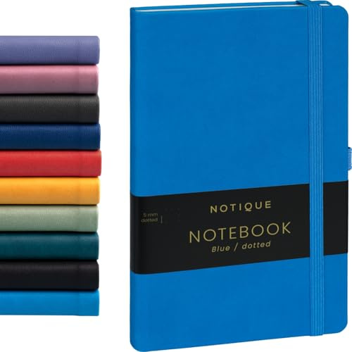 NOTIQUE Notizbuch Hardcover Journal mit Gummiband Stifthalter 13x21cm Blau | Das Notizheft und Tagebuch A5 Dotted mit 192 Seiten bietet ein Lesezeichen für Bullet Journaling, Skizzen und Notizen.