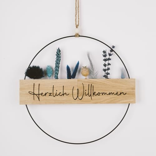 Türkranz Haustür mit Trockenblumen I Dekokranz ganzjährig I Willkommenskranz mit Herzlich Willkommen graviert I Türdekoration außen & innen I personalisierbar (Trockenblumen Blau, Metallring 30cm)
