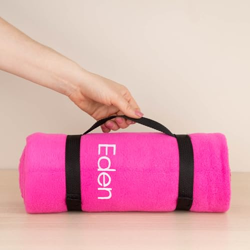 Wanapix | Coperta da Viaggio Personalizzata | Plaid 130x160 cm | Colore Fucsia | Ricamata con il Nome che Desideri | Manico per il Trasporto Incluso | Finitura con Orlo a Punto Sopra | 200 g/m²