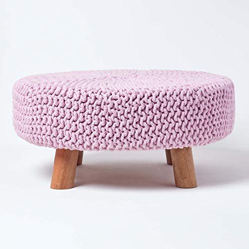 Homescapes niedriger runder Strick Sitzhocker mit Holzbeinen, rosa Fußhocker 62 x 62 x 30 cm, Strickhocker mit grob gestricktem Bezug aus 100% Baumwolle