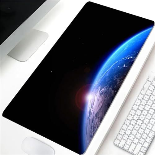 Tainrun Gaming Mauspad XXL 1000x500x2mm Große Maus Pad Wasserabweisend mit Haltbar Genähten Kanten für PC, Laptop Verbessert Präzision und Geschwindigkei(Blaue Erde Universum)