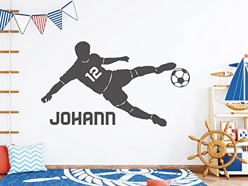 tjapalo® s-pkm403 Wandtattoo Junge mit Namen Wandtatoo Fussball mit Namen und Wunschnummer (B58 x H33 cm)