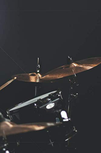 Notenheft: Das Notenbuch für alle Schlagzeuger ♦ über 100 blanko Seiten im 6x9 Format zum niederschreiben deiner besten Songs und Lieder ♦ Motiv: Drummer 4