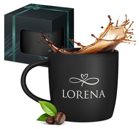 Maverton Keramik Kaffeebecher 400ml mit Gravur, schwarze Kaffeetasse | Aus Matt Keramik mit Henkel für Frauen zum Geburtstag zu Weihnachten, Trinkbecher matt schwarz, Innen schwarz, Vorname