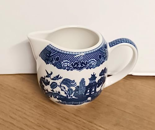 AuraHome Blue Willow 7oz 200ml Cream/Milk Jug 9cm Height x 13xm Wide Glazed Iconic Elegant Blue-Printed Scene on White Porcelain Depicts Nature & Historical Imagery Collectible