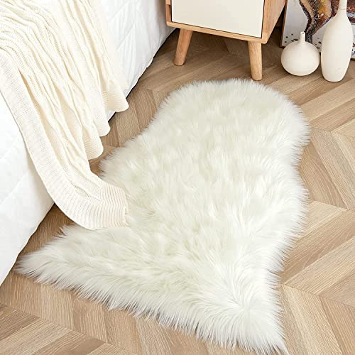 YIHAIC, Kunstfell, Teppich aus Schafsfell, dekorativ, lange Haare, Imitat aus Baumwolle, perfekt als Bettvorleger, Badezimmer-Teppich oder fürs Sofa 75 x 120cm Bianco