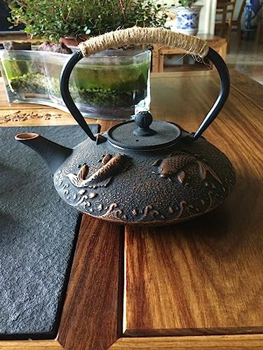 Juego de tetera de hierro fundido Koi Fish, tetera de té con 4 tazas, juego de regalo de té Tetsubin de estilo japonés, con infusor de acero inoxidable, 1 * alfombrilla de tetera antiquemaduras