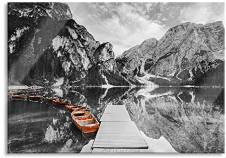 Pixxprint Glasbild, Wandbild aus Echtglas, Bootsreihe am Steg des Pragser Wildsee B&W Detail, 100x70 cm, inkl. Aufhängung und Abstandshalter