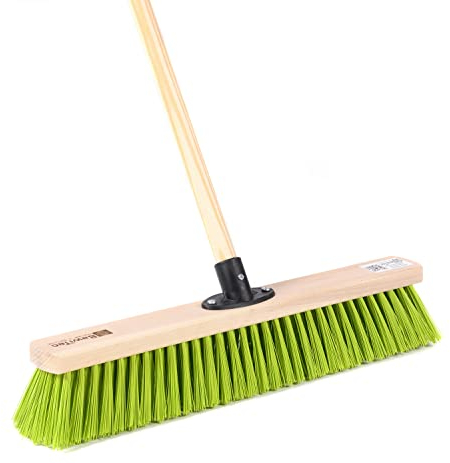 BawiTec Profi Straßenbesen grüne Elaston-Kunststoff-Borsten 60cm Breit/Lang mit Stiel Besenstiel 140cm Holzstiel Kehrbesen Besen für draussen Stabiler robuster Straßenschrubber Gartenbesen grün