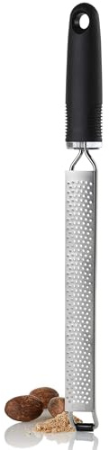 AdHoc Multi-Reibe GIANO sehr fein mit stabile messerscharfe Edelstahlklinge | Parmesanreibe, NanoGrate, inkl. Schutzhülle, Käsereibe, Reibe für Gemüse, Zitrusfrüchten, Hartkäse, Ingwer, Schokolade
